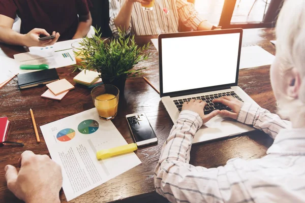 Loft de negócios modernos e equipe de negócios trabalhando juntos. Digitação de laptop em branco. Brilho de sol intencional e fundo embaçado — Fotografia de Stock