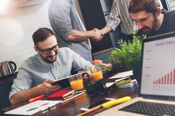 Junges Start-up-Team in der Küche. Geschäftsleute beim gemeinsamen Brainstorming. kreativer Prozess. Schließen Sie einen Deal — Stockfoto