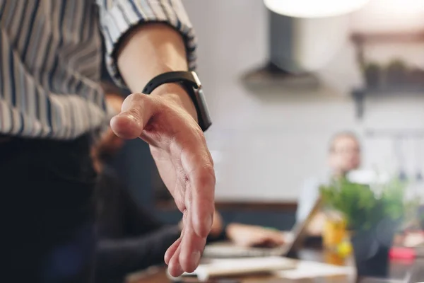 Vista de cerca de la mano masculina con reloj inteligente. Empresario dando su mano para apretón de manos a la pareja — Foto de Stock