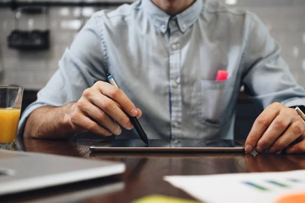 Lokatami obróbek na tablecie. Zbliżenie męskie dłonie z inteligentnego zegarka dotykał nowoczesny tablet z ekranem. Korzystanie z urządzeń elektronicznych. Koncepcja ludzie coworking — Zdjęcie stockowe