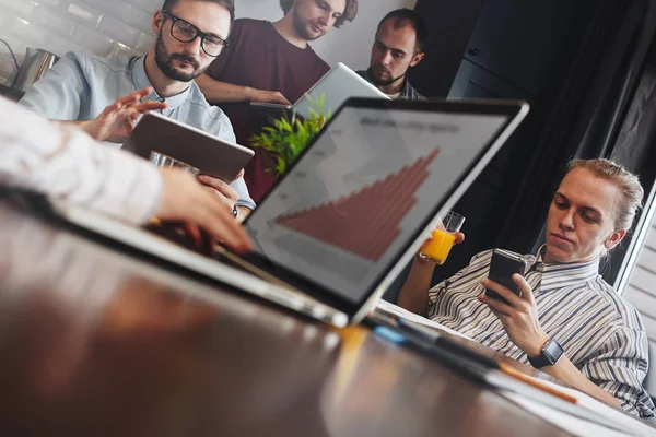 El equipo de analistas financieros está discutiendo un plan para salvar a la compañía de la bancarrota. Gente de negocios se reúnen en una oficina de espacio abierto — Foto de Stock