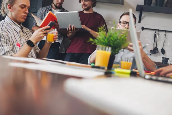 Gruppen av unge medarbeidere diskuterer et nytt prosjekt. Studenter som jobber sammen. Personer som fører samtale med partnere – stockfoto