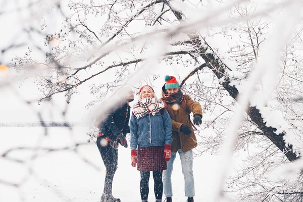 Grupp av tre vänner promenader och ha kul på snöfall i sportlov. Hipsters tillbringa glada vintersemester. Livsstil — Stockfoto