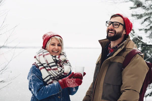 Glada sällskap med hipster vänner i mysiga kläder vila och njuta av vintern helgen — Stockfoto