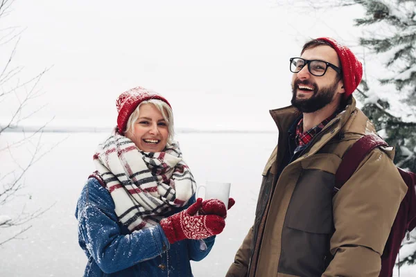 Feliz companhia de amigos hipster em roupas aconchegantes descansar e desfrutar do fim de semana de inverno — Fotografia de Stock