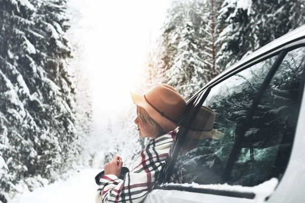 Femme Style Boho Est Assis Volant Une Voiture Regarder Dans — Photo