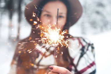 Bengal ışık onu şık boho kızla zevk el ve kış tatil karlı landace arasında hayranın var.