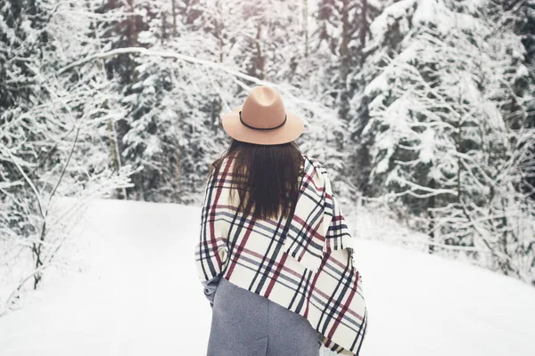 Jovem Mulher Usando Chapéu Cachecol Está Entre Árvores Nevadas Floresta — Fotografia de Stock