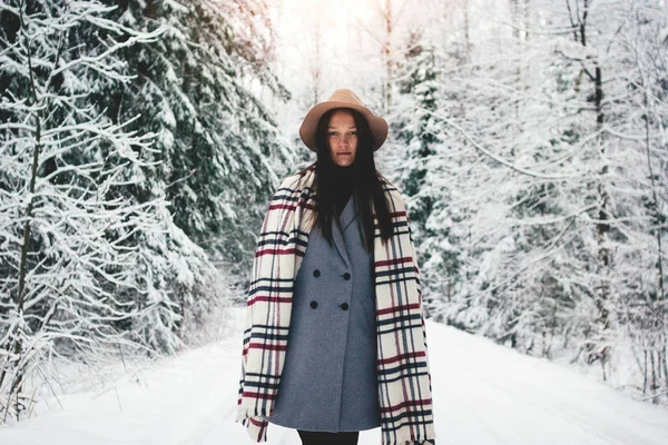 Ung Vacker Kvinna Promenader Bland Snöiga Träd Vinter Skog Kvinnlig — Stockfoto