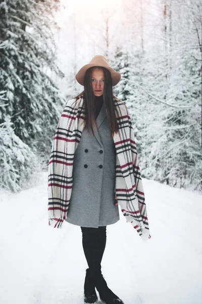 Snygg Vacker Kvinna Som Bär Vintage Hatt Kappa Och Halsduk — Stockfoto