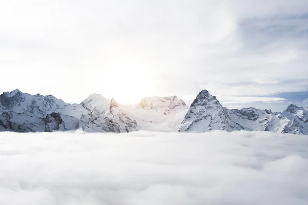 Geweldig Uitzicht Grote Sneeuw Bedekt Winter Bergen Boven Wolken — Stockfoto