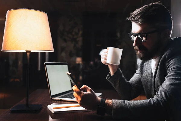 Hombre Barbudo Sostiene Taza Café Uso Smartphone Young Empresario Que — Foto de Stock