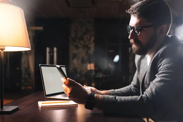 Bebaarde Zakenman Dragen Van Bril Pro Computer Gebruikt Bij Moderne — Stockfoto