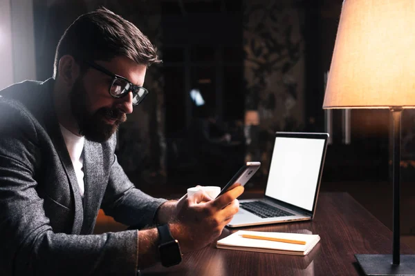 Jonge Bebaarde Zakenman Met Behulp Van Telefoon Tijdens Vergadering Door — Stockfoto