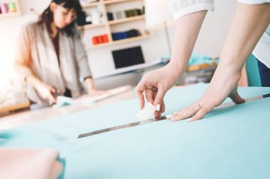 Işık Studio terzi işyeri. Takım iki terzi Tasarımcı giyim yapma. Küçük işletmeler ve üretim