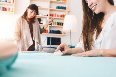 İki iş kadın kavramı yeni giyim dikiş Studio'da oluşturun. Küçük üretim. Atölyede çalışan terziler