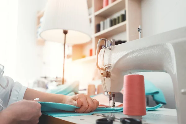 Dressmaker Femme Coud Des Vêtements Sur Machine Coudre Dans Bureau — Photo