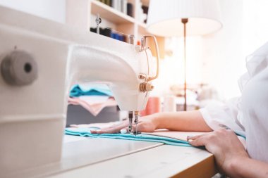 Terzi, Dikiş dikiş makinesi üzerinde çalışan stüdyo. Küçük iş yapma kadın terzi