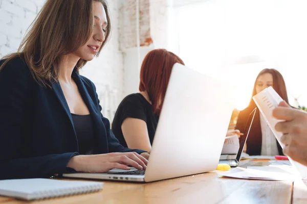 Joven Mujer Negocios Trabaja Computadora Portátil Moderna Estudio Loft Coworking — Foto de Stock