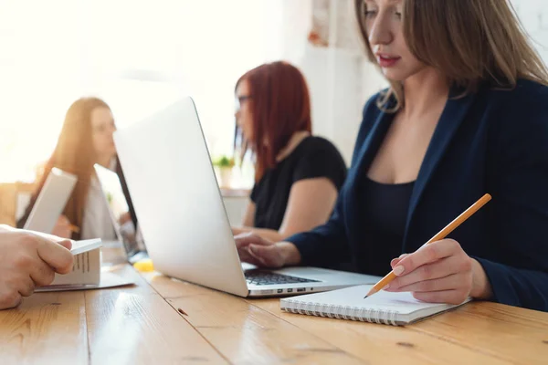 Gruppe Unge Forretningskvinnemøter Loftskontoret Jobber Med Moderne Laptop Samarbeidskonsept – stockfoto