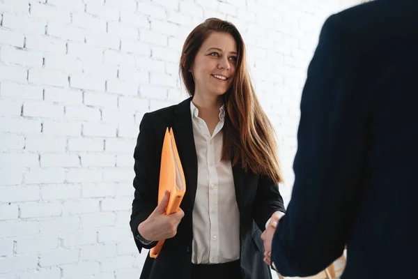 Dos Mujeres Negocios Apretón Manos Proceso Tras Acuerdo Éxito Mujeres — Foto de Stock