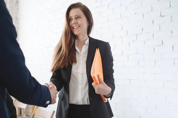 Dos Mujeres Negocios Apretón Manos Proceso Tras Acuerdo Éxito Mujeres — Foto de Stock