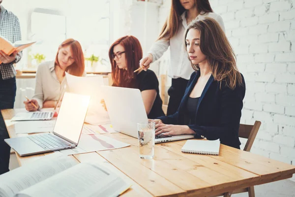 Travail Équipe Sur Nouveau Projet Entreprise Dans Espace Loft Travailleurs — Photo