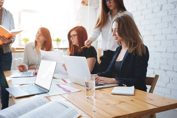 Grup genç iş modern loft ofiste bir yeni beyin fırtınaları yapma. Laptop, ekip çalışması kağıtları ile çalışmak. Konferans Salonu'nda toplantı insanlar coworking