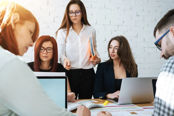 Gruppen Unge Erhvervsfolk Der Arbejder Sammen Diskutere Nyt Projekt Bruge - Stock-foto