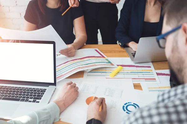 Grupo Jóvenes Empresarios Que Trabajan Equipo Discutiendo Nuevos Proyectos Utilizando — Foto de Stock