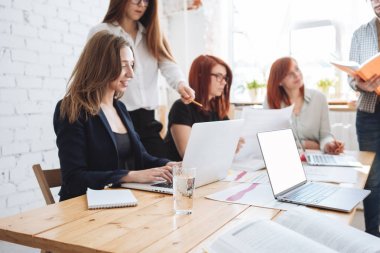 Yaratıcı ekip birlikte çalışma. İş toplantı kavramı. İş arkadaşlarınızla takım yeni başlangıç projesi çatı alanı stüdyo içinde yapma. Laptop ve kağıt grafikleri ve diyagramları kullanarak iş adamları