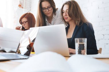 Birlikte toplantı odasında ofisinde çalışan takım coworking. Genç işkadını loft uzayda büyük iş yapma. Beyin fırtınası işlem kavramı