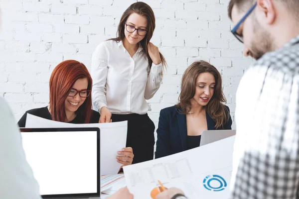 Equipo Negocios Trabajando Juntos Analizando Gráficos Diagramas Jóvenes Compañeros Trabajo — Foto de Stock