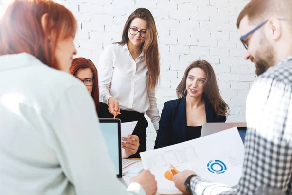 Equipo Joven Compañeros Trabajo Que Trabajan Juntos Analizan Gráficos Diagramas — Foto de Stock