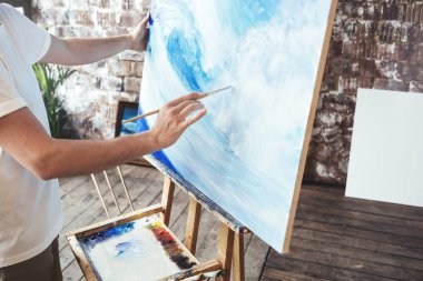 Oilpaints ve boya fırçası ile çizim süreci. Tuval resim Studio şövale üzerinde sanatçı boyar. Hobi