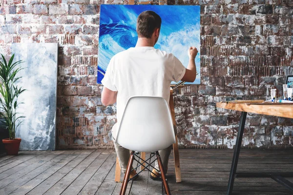 Hombre Artista Sentado Silla Delante Lona Caballete Dibujo Pintor Trabajando — Foto de Stock