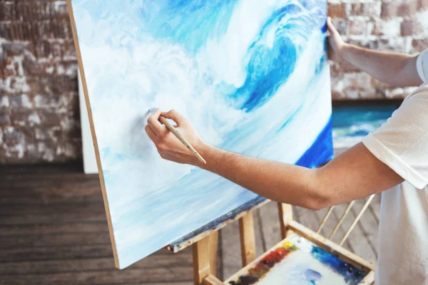 Hobi ve yaratıcı işgal kavramı. Oilpaint ve paintbrush Studio ile çizim sanatçı. Profesyonel ressam çalışma süreci