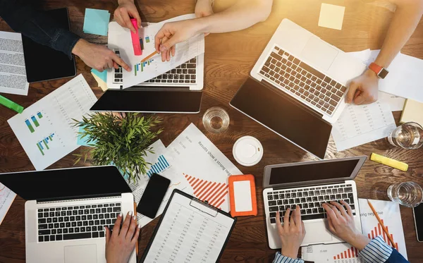 Ovanifrån Grupp Affärsmän Sitter Vid Bord Och Använda Modern Laptop — Stockfoto