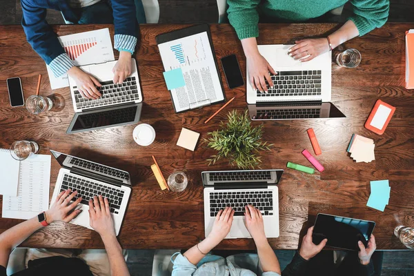 Vista Superior Gente Coworking Sentados Juntos Alrededor Mesa Reunión Negocios — Foto de Stock