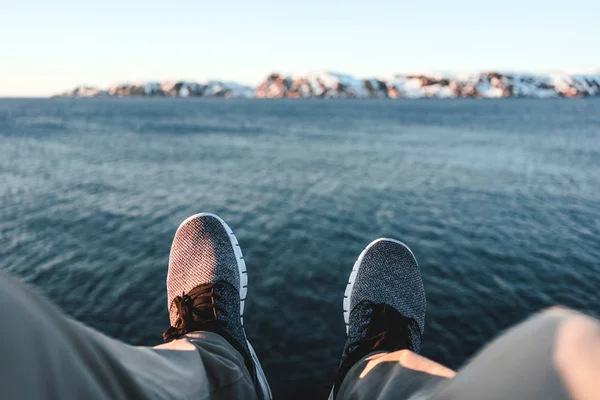 Mutlu Traveler Kayanın Üzerinde Oturan Bacaklar Ayakkabı Üzerinde Görünüyor Pov — Stok fotoğraf