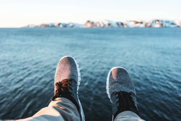 Brave Traveler Sitting Cliff Looks Legs Shoes Pov View Feet — Stock Photo, Image