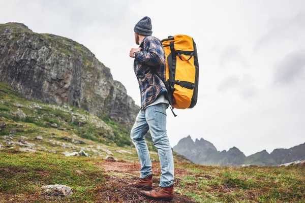 Turista Corajoso Com Mochila Viagem Caminhadas Montanhas Viagem Livre Viajante — Fotografia de Stock