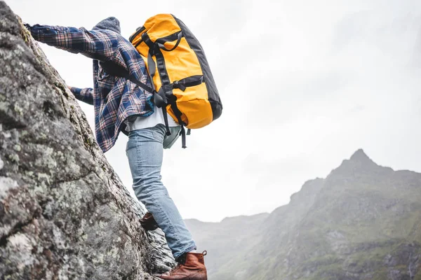 Mutige Lifestyle Bergsteiger Mit Professionellem Rucksack Erklimmen Den Felsen Aktive — Stockfoto