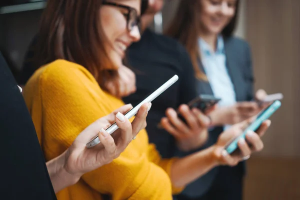 Groep Van Jonge Positieve Mensen Staan Lijn Van Moderne Smartphone — Stockfoto