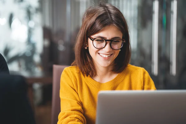 Portret Van Een Gelukkige Zakenvrouw Met Een Bril Haar Werk — Stockfoto