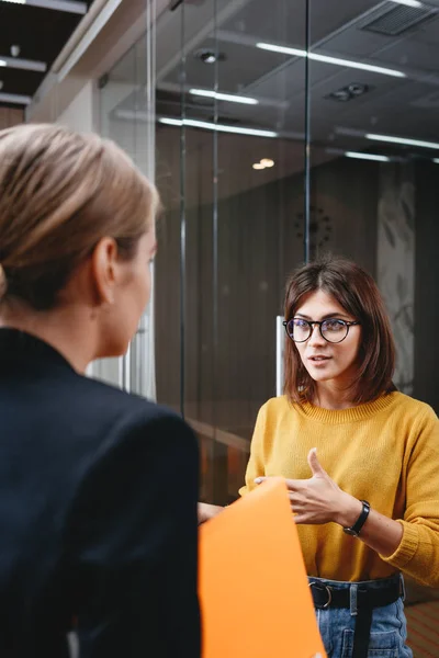 Equipo Mujeres Negocios Guapos Tienen Reunión Oficina Moderna Dos Trabajadoras — Foto de Stock