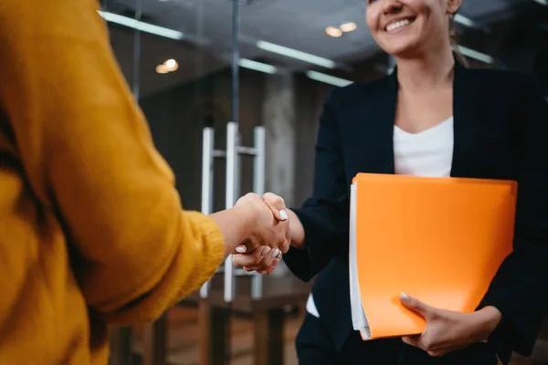 Mujeres Negocios Guapos Apretón Manos Después Acuerdo Exitoso Momento Trabajo — Foto de Stock