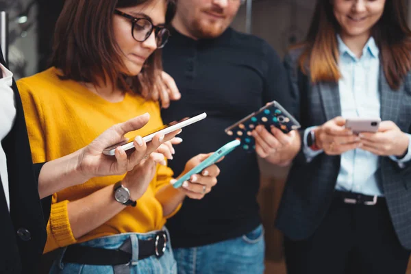 Primer Plano Los Empresarios Que Trabajan Juntos Utilizan Teléfonos Inteligentes — Foto de Stock