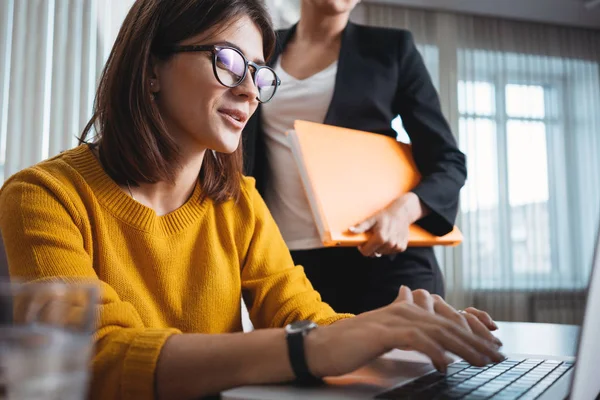 Equipo Mujeres Negocios Jóvenes Tienen Reunión Oficina Moderna Dos Mujeres — Foto de Stock