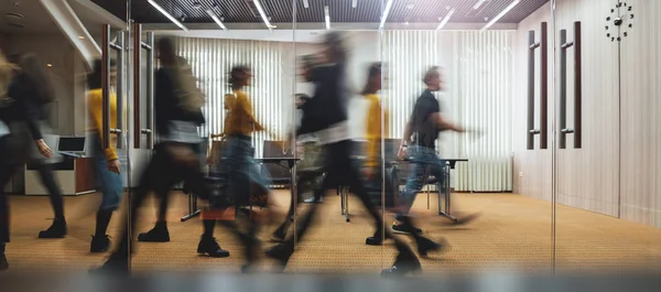 Modern ofiste yürüyen iş adamları. İş bulma merkezindeki bir grup iş adamı. Hareket bulanıklığı. Çalışma sürecini kavrayın. Geniş resim